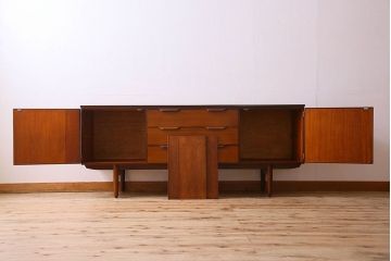 北欧家具　チーク材　温か味のある色味と流れるような木目が魅力的なサイドボード(サイドキャビネット)