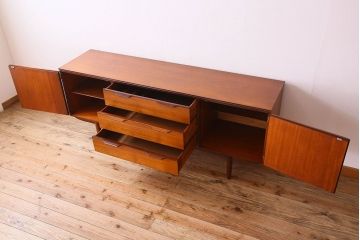 北欧家具　チーク材　温か味のある色味と流れるような木目が魅力的なサイドボード(サイドキャビネット)