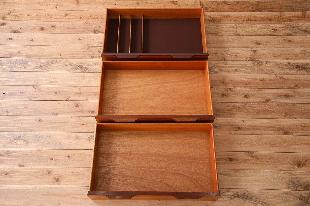 北欧家具　チーク材　温か味のある色味と流れるような木目が魅力的なサイドボード(サイドキャビネット)