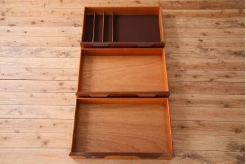 北欧家具　チーク材　温か味のある色味と流れるような木目が魅力的なサイドボード(サイドキャビネット)