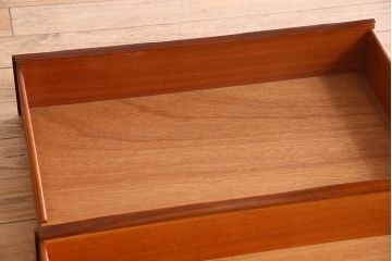 北欧家具　チーク材　温か味のある色味と流れるような木目が魅力的なサイドボード(サイドキャビネット)