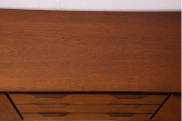 北欧家具　チーク材　温か味のある色味と流れるような木目が魅力的なサイドボード(サイドキャビネット)