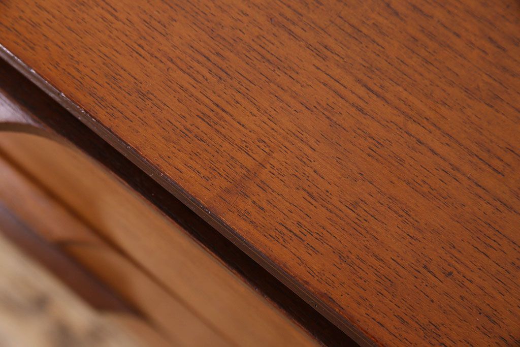 北欧家具　チーク材　温か味のある色味と流れるような木目が魅力的なサイドボード(サイドキャビネット)