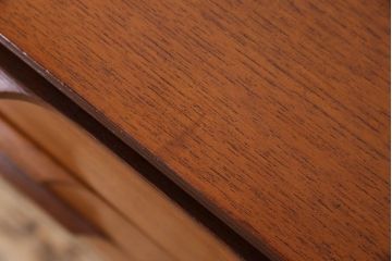 北欧家具　チーク材　温か味のある色味と流れるような木目が魅力的なサイドボード(サイドキャビネット)