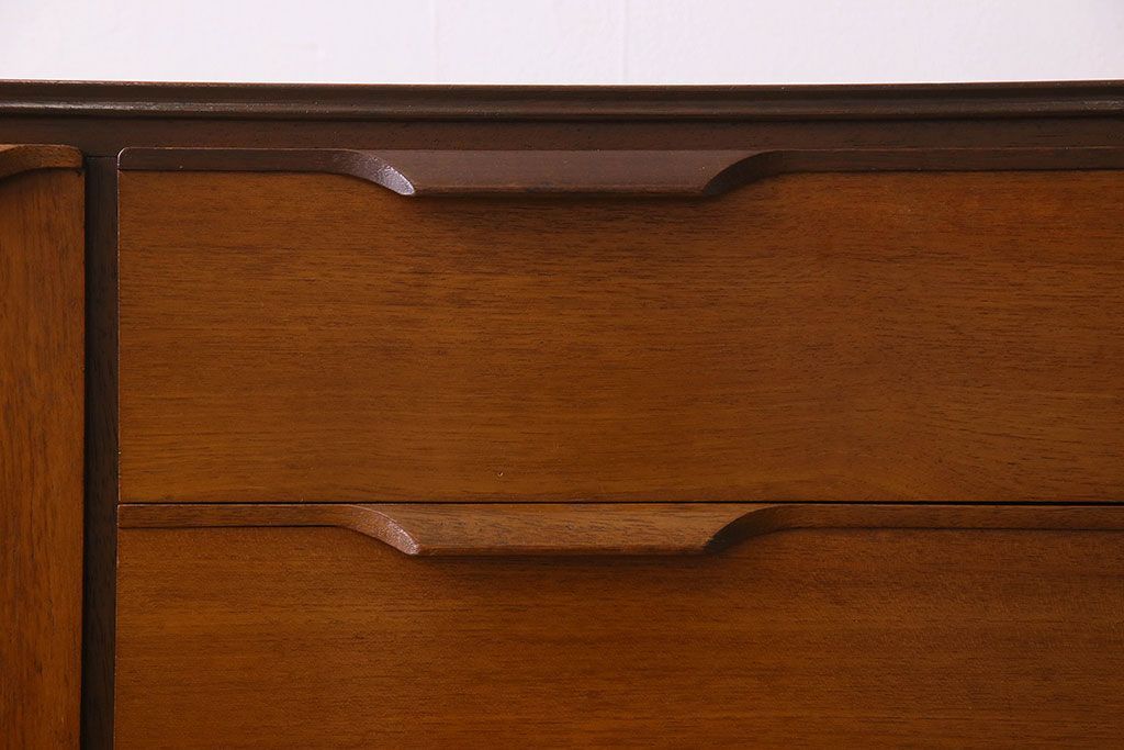 北欧家具　チーク材　温か味のある色味と流れるような木目が魅力的なサイドボード(サイドキャビネット)