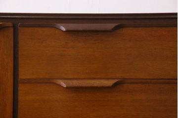 北欧家具　チーク材　温か味のある色味と流れるような木目が魅力的なサイドボード(サイドキャビネット)