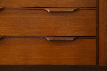 北欧家具　チーク材　温か味のある色味と流れるような木目が魅力的なサイドボード(サイドキャビネット)