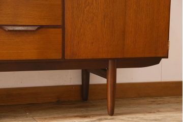 北欧家具　チーク材　温か味のある色味と流れるような木目が魅力的なサイドボード(サイドキャビネット)