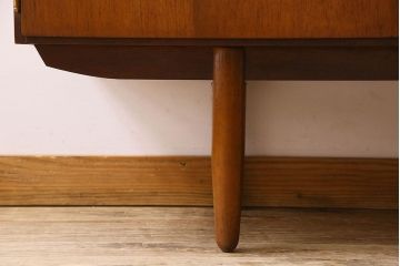 北欧家具　チーク材　温か味のある色味と流れるような木目が魅力的なサイドボード(サイドキャビネット)