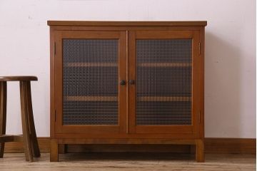 レトロ家具　昭和レトロ　チェッカーガラス入りの小振りな収納棚(戸棚、キャビネット)