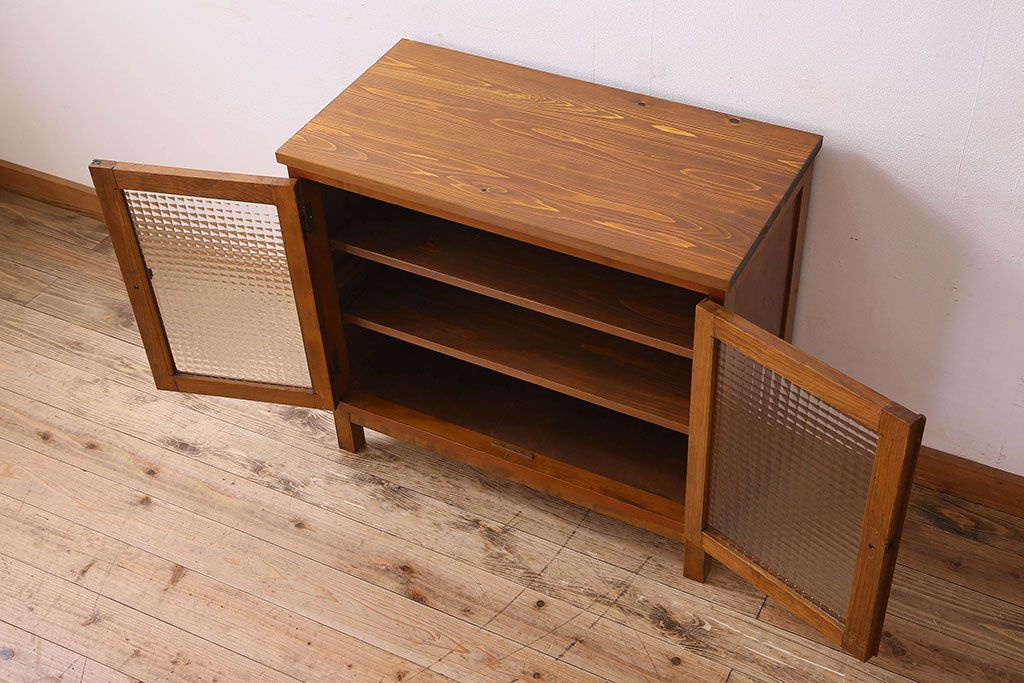 レトロ家具　昭和レトロ　チェッカーガラス入りの小振りな収納棚(戸棚、キャビネット)