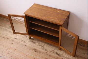 レトロ家具　昭和レトロ　チェッカーガラス入りの小振りな収納棚(戸棚、キャビネット)