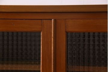 レトロ家具　昭和レトロ　チェッカーガラス入りの小振りな収納棚(戸棚、キャビネット)