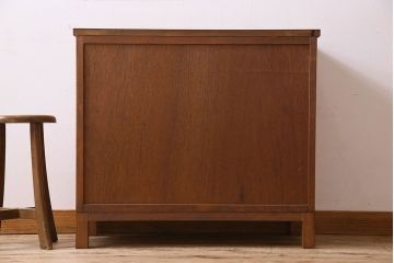 レトロ家具　昭和レトロ　チェッカーガラス入りの小振りな収納棚(戸棚、キャビネット)