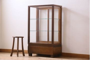 レトロ家具　昭和レトロ　4面ガラス　栗材　レトロな佇まいが素敵な縦型ガラスケース(ショーケース、収納棚、陳列棚)