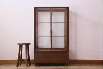 レトロ家具　昭和レトロ　4面ガラス　栗材　レトロな佇まいが素敵な縦型ガラスケース(ショーケース、収納棚、陳列棚)