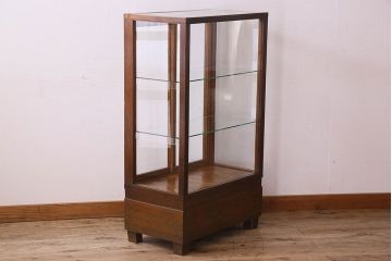 レトロ家具　昭和レトロ　4面ガラス　栗材　レトロな佇まいが素敵な縦型ガラスケース(ショーケース、収納棚、陳列棚)