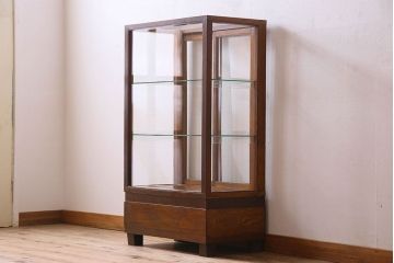 レトロ家具　昭和レトロ　4面ガラス　栗材　レトロな佇まいが素敵な縦型ガラスケース(ショーケース、収納棚、陳列棚)