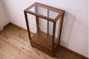 レトロ家具　昭和レトロ　4面ガラス　栗材　レトロな佇まいが素敵な縦型ガラスケース(ショーケース、収納棚、陳列棚)