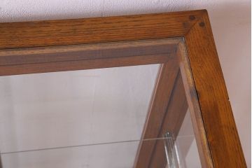 レトロ家具　昭和レトロ　4面ガラス　栗材　レトロな佇まいが素敵な縦型ガラスケース(ショーケース、収納棚、陳列棚)