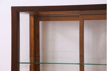 レトロ家具　昭和レトロ　4面ガラス　栗材　レトロな佇まいが素敵な縦型ガラスケース(ショーケース、収納棚、陳列棚)