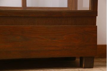 レトロ家具　昭和レトロ　4面ガラス　栗材　レトロな佇まいが素敵な縦型ガラスケース(ショーケース、収納棚、陳列棚)