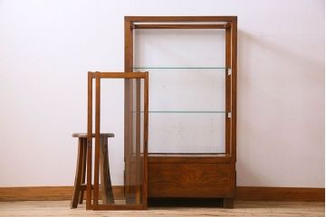 レトロ家具　昭和レトロ　4面ガラス　栗材　レトロな佇まいが素敵な縦型ガラスケース(ショーケース、収納棚、陳列棚)