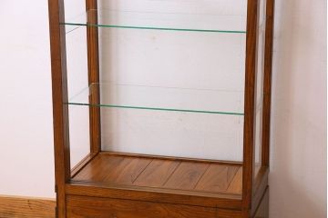 レトロ家具　昭和レトロ　4面ガラス　栗材　レトロな佇まいが素敵な縦型ガラスケース(ショーケース、収納棚、陳列棚)