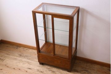 レトロ家具　昭和レトロ　4面ガラス　栗材　レトロな佇まいが素敵な縦型ガラスケース(ショーケース、収納棚、陳列棚)
