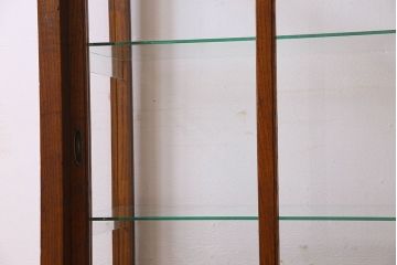 レトロ家具　昭和レトロ　4面ガラス　栗材　レトロな佇まいが素敵な縦型ガラスケース(ショーケース、収納棚、陳列棚)