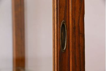 レトロ家具　昭和レトロ　4面ガラス　栗材　レトロな佇まいが素敵な縦型ガラスケース(ショーケース、収納棚、陳列棚)