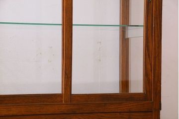 レトロ家具　昭和レトロ　4面ガラス　栗材　レトロな佇まいが素敵な縦型ガラスケース(ショーケース、収納棚、陳列棚)