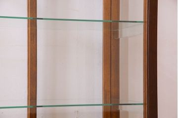 レトロ家具　昭和レトロ　4面ガラス　栗材　レトロな佇まいが素敵な縦型ガラスケース(ショーケース、収納棚、陳列棚)