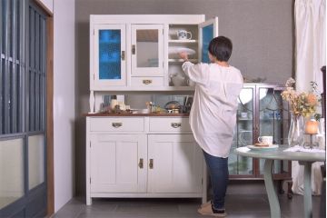 アンティーク家具　フランスアンティーク　色ガラス入り　大振りなカップボード(キャビネット、食器棚、収納棚、戸棚)