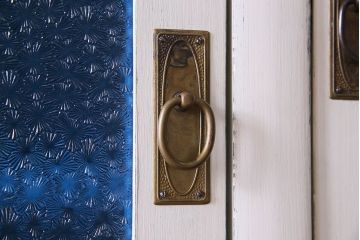 アンティーク家具　フランスアンティーク　色ガラス入り　大振りなカップボード(キャビネット、食器棚、収納棚、戸棚)