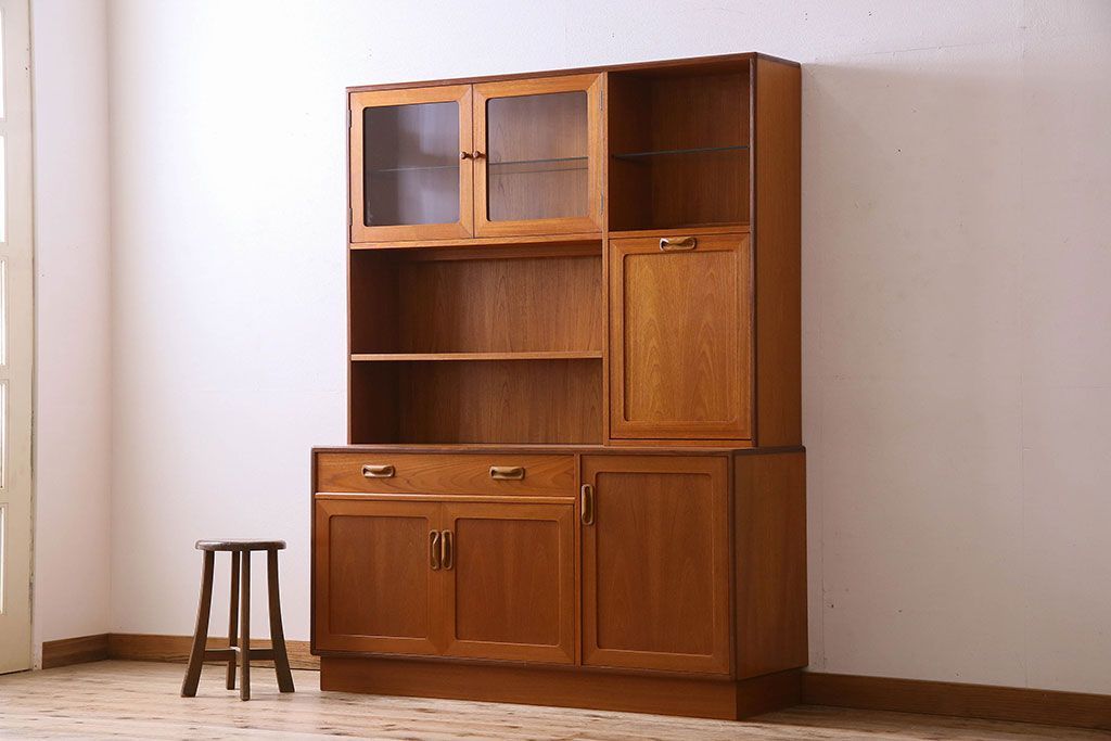 G-PLAN(ジープラン)　北欧スタイル家具　機能性に優れたサイドキャビネット(サイドボード、収納棚)(1)