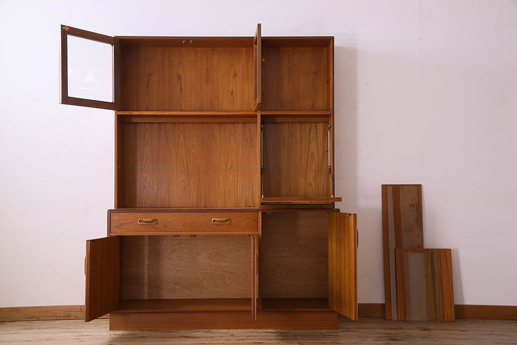 G-PLAN(ジープラン)　北欧スタイル家具　機能性に優れたサイドキャビネット(サイドボード、収納棚)(1)