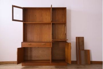 G-PLAN(ジープラン)　北欧スタイル家具　機能性に優れたサイドキャビネット(サイドボード、収納棚)(1)