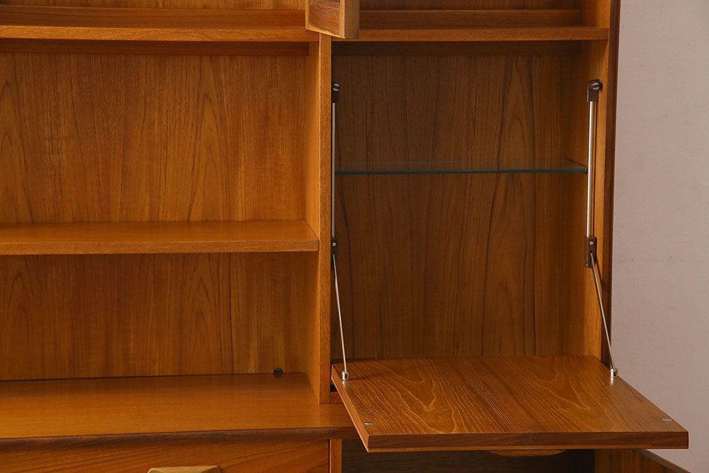 G-PLAN(ジープラン)　北欧スタイル家具　機能性に優れたサイドキャビネット(サイドボード、収納棚)(1)