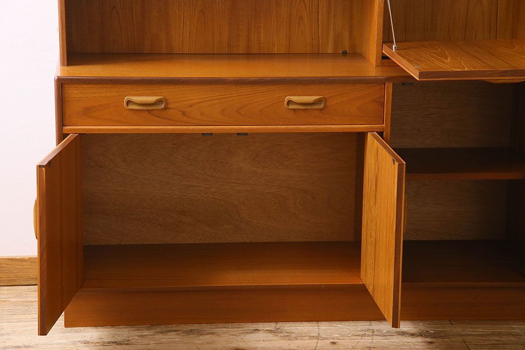 G-PLAN(ジープラン)　北欧スタイル家具　機能性に優れたサイドキャビネット(サイドボード、収納棚)(1)