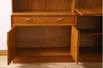 G-PLAN(ジープラン)　北欧スタイル家具　機能性に優れたサイドキャビネット(サイドボード、収納棚)(1)