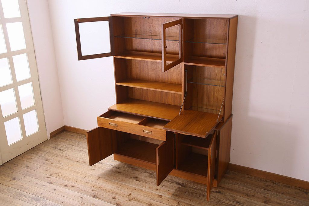 G-PLAN(ジープラン)　北欧スタイル家具　機能性に優れたサイドキャビネット(サイドボード、収納棚)(1)