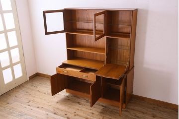 G-PLAN(ジープラン)　北欧スタイル家具　機能性に優れたサイドキャビネット(サイドボード、収納棚)(1)