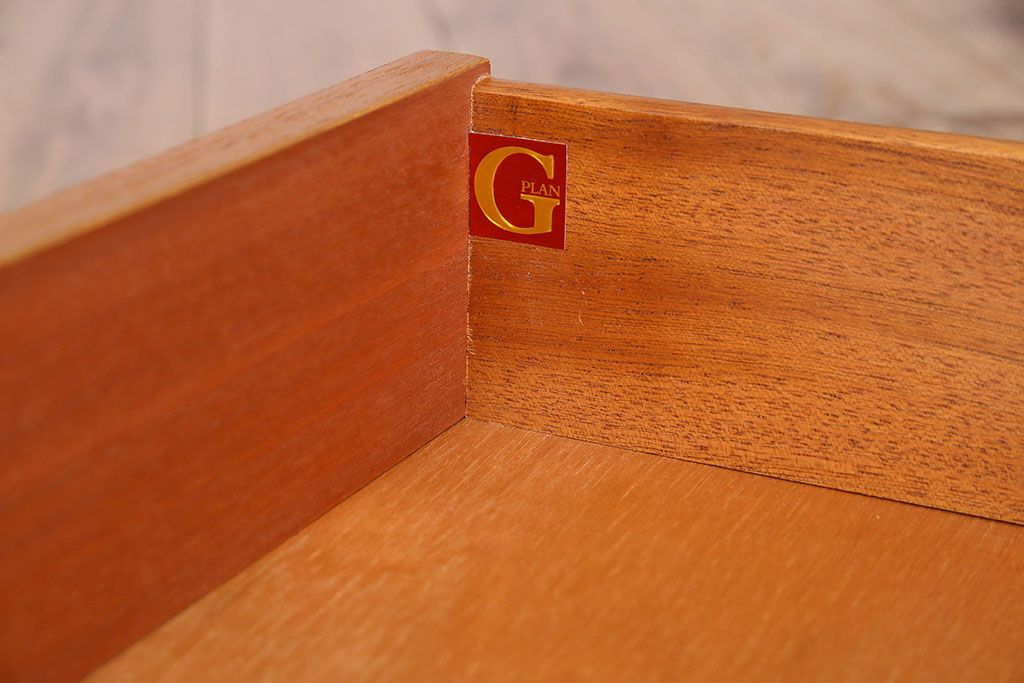 G-PLAN(ジープラン)　北欧スタイル家具　機能性に優れたサイドキャビネット(サイドボード、収納棚)(1)