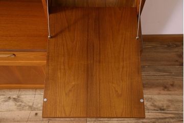 G-PLAN(ジープラン)　北欧スタイル家具　機能性に優れたサイドキャビネット(サイドボード、収納棚)(1)