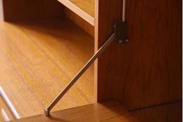 G-PLAN(ジープラン)　北欧スタイル家具　機能性に優れたサイドキャビネット(サイドボード、収納棚)(1)