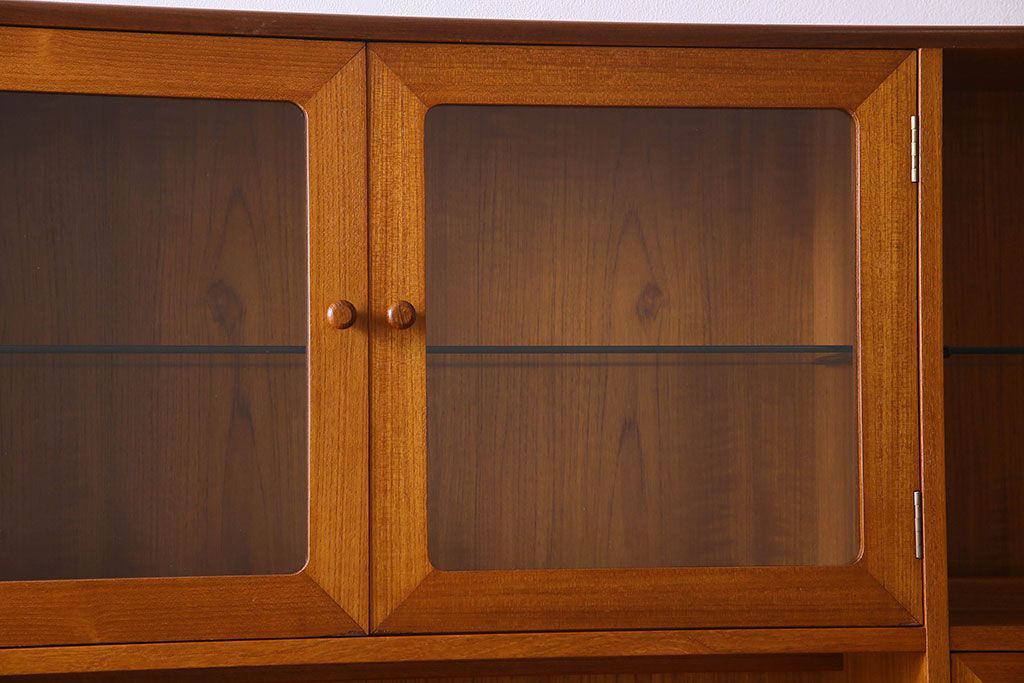 G-PLAN(ジープラン)　北欧スタイル家具　機能性に優れたサイドキャビネット(サイドボード、収納棚)(1)