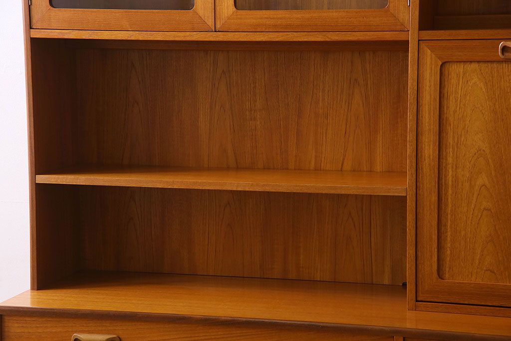 G-PLAN(ジープラン)　北欧スタイル家具　機能性に優れたサイドキャビネット(サイドボード、収納棚)(1)