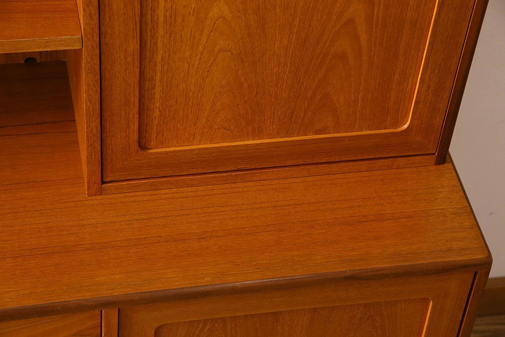 G-PLAN(ジープラン)　北欧スタイル家具　機能性に優れたサイドキャビネット(サイドボード、収納棚)(1)