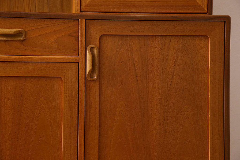 G-PLAN(ジープラン)　北欧スタイル家具　機能性に優れたサイドキャビネット(サイドボード、収納棚)(1)